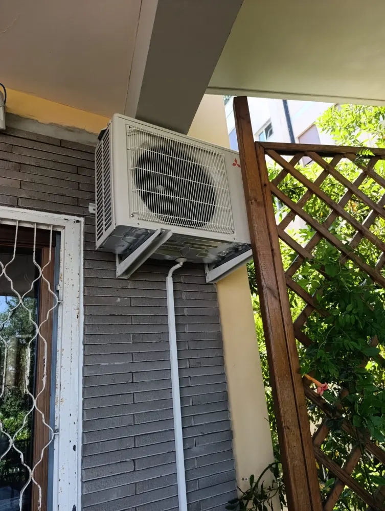 foto principale installazione climatizzatore Mitsubishi 12000 btu modello MSZ-AYVGKP classe A+++ monosplit a Nuovo sa...